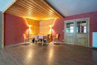 Dit uitzonderlijk ruime appartement bevindt zich op de eerste verdieping van het complex en kent een uiterst logische en comfortabele indeling...