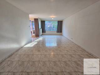 Op zoek naar comfortabel wonen in het hart van Knesselare? Dit instapklare appartement combineert een centrale ligging met alle moderne comfort en...