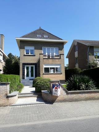 Te huur: ruime open bebouwing in Ieper, gelegen aan de Kiplinglaan, met zicht op de historische stadsgrachten. Deze woning ligt op de stadsrand,...