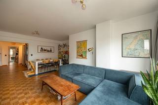 <p><span>Wonen binnen de Singel, met het prachtige Rivierenhof op wandelafstand? Dat doe je hier, in dit ruime appartement op de Turnhoutsebaan. Je geniet van een vlotte bereikbaarheid, winkels en openbaar vervoer. Een instapklaar appartement met 2 slaapkamers en een zonnig, zuidwestgericht terras: ideaal voor wie comfortabel wil wonen vlakbij stad én groen. Het gunstig EPC label (B) en de conforme elektrische keuring zijn de kerst op de taart van dit leuke appartement.</span></p><p><span><br />Licht en ruimte vooraan</span></p><p><span>Je komt binnen in de inkomhal (ca. 5 m²) op blokjesparket, met doorgang naar de living, keuken en nachthal.</span></p><p><span>De leefruimte vooraan (ca. 36 m²) is heerlijk ruim en baadt in het daglicht dankzij de grote raampartijen. Ook hier ligt een mooie blokjesparket die zorgt voor een warme uitstraling. Hier richt je met gemak een gezellige zithoek én een ruime eethoek in.</span></p><p><span>Aansluitend vind je de keuken (ca. 7 m²) met tegelvloer, uitgerust met koelkast, vriezer, dampkap, oven en afwasmachine. Vanuit de keuken heb je toegang tot een eerste, klein terras (ca. 1 m²).</span></p><p><span>Twee slaapkamers en zonnig terras</span></p><p><span>Via de nachthal bereik je de badkamer (ca. 5 m²), volledig betegeld en voorzien van douche, badkamermeubel en betegelde douchewanden.</span></p><p><span>De twee slaapkamers (ca. 11 m² en 15 m²) bevinden zich aan de rustige achterzijde van het appartement en zijn afgewerkt met blokjesparket. Beide kamers geven toegang tot de wasruimte (ca. 7 m²), eveneens op parket, met aansluiting voor was- en droogtoestellen.</span></p><p><span>Vanuit de wasruimte stap je het ruime terras (ca. 8 m²) op. Dit terras is zuidwest georiënteerd, waardoor je hier heerlijk van de middag- en avondzon geniet. Dankzij de schuifdeuren kan je het terras bovendien afsluiten, wat zorgt voor extra comfort en flexibiliteit.</span></p><p><span>Tot slot beschik je nog over een privatieve kelderberging (ca. 4 m²).</span></p><p><span>Groen, centraal en vlot bereikbaar</span></p><p><span>Je woont hier in een levendige buurt in Borgerhout, binnen de Singel en met snelle verbinding naar de Ring, het centrum, en andere invalswegen. Het prachtige Rivierenhof ligt vlakbij: ideaal om te wandelen, sporten of gewoon te genieten van het groen.</span></p><p><span>Openbaar vervoer stopt quasi voor de deur en ook winkels, supermarkten en scholen bevinden zich op wandelafstand. Hier woon je rustig, maar toch met alles binnen handbereik.</span></p><p><span> </span></p>