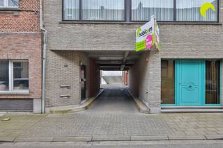 Centraal gelegen, in de Deurnestraat in Mortsel, wordt deze garagebox te koop aangeboden.De box is onmiddellijk beschikbaar. * Parkeerdruk in de...