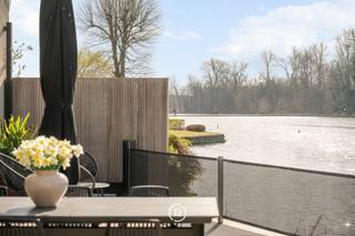 Waar de meeste eigendommen er uitkijken op het Donkmeer, leeft deze eigendom er letterlijk mee.<br /><br />Gelegen op een perceel van ca. 760 m², in eerste lijn aan het water, combineert deze uitzonderlijke eigendom een privatief ponton, ca. 245 m² terrassen en panoramische zichten met een zeldzaam ontwikkelingspotentieel.<br /><br />De huidige indeling omvat een ruime residentiële entiteit, meerdere bijkomende woonunits en een afzonderlijk appartement. Hierdoor leent de eigendom zich niet alleen voor exclusief wonen, maar biedt ze ook interessante mogelijkheden voor een B&B, logies, een gastronomisch restaurant, private dining, een eventlocatie of een combinatie van wonen en ondernemen (onder voorbehoud van de nodige vergunningen).<br /><br />Extra troeven:<br />• eerste lijn aan het Donkmeer<br />• privatief ponton met aanlegmogelijkheid<br />• ca. 245 m² terrassen<br />• inpandige garage voor twee wagens<br />• meerdere privatieve parkeerplaatsen<br />• mogelijkheid tot bijkomende bouwlaag volgens de geldende stedenbouwkundige voorschriften<br /><br />Een uitzonderlijke opportuniteit voor ondernemers, investeerders en visionaire kopers die dromen van een exclusief hospitalityproject op een van de meest iconische locaties van het Donkmeer.