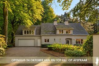 <p><strong>Bezoekmoment 24 oktober van 10u tot 13u , op afspraak.<br /><br />Ruime villa met 4 slaapkamers, 3 badkamers en dubbele garage in het groene Dennendael te Heide.</strong></p>
<p>Deze <strong>ruime villa</strong> is prachtig gelegen in een <strong>groene, bosrijke omgeving</strong> in de Hertendreef te Kalmthout. De woning biedt royale leefruimtes, <strong>vier slaapkamers waarvan drie met een eigen badkamer</strong>, een inpandige dubbele garage en een mooie tuin. Het afzonderlijk bereikbare slaapgedeelte met eigen badkamer, dressing en terras zorgt bovendien voor extra mogelijkheden.</p>
<p><strong>Gelijkvloerse verdieping</strong></p>
<ul>
<li><strong>Ruime inkomhal</strong> met gastentoilet en karaktervolle houten trap naar de verdieping</li>
<li><strong>Lichtrijke woonkamer</strong> met originele parketvloer, open haard en grote raampartijen met zicht op de tuin</li>
<li><strong>Bureauruimte</strong> aan de voorzijde van de leefruimte</li>
<li><strong>Ruime eetkamer </strong></li>
<li><strong>Leefkeuken</strong>, voorzien van een kookeiland met gasvuur, dampkap, koelkast, combi-oven en vaatwasser met echtstreekse toegang vanuit de keuken en eetkamer tot de tuin</li>
<li><strong>Twee schuifdeuren</strong> waarmee de leefruimtes van elkaar afgesloten kunnen worden</li>
<li><strong>Zeer ruime wasplaats</strong></li>
<li><strong>Inpandige dubbele garage</strong> met verwarming, ramen en zijdeur</li>
</ul>
<p><strong>Eerste verdieping</strong></p>
<ul>
<li>Ruime <strong>vide</strong> bereikbaar via de houten trap</li>
<li><strong>Slaapkamer 1</strong> met inloopkast en aansluitende badkamer met ligbad, toilet en lavabo</li>
<li><strong>Slaapkamer 2</strong> met ingemaakte kast en eigen badkamer met douche, toilet en lavabo</li>
<li><strong>Slaapkamer 3</strong>, geschikt als kinder-, logeer- of hobbykamer</li>
</ul>
<p><strong>Afzonderlijk bereikbaar slaapgedeelte</strong></p>
<ul>
<li><strong>Vierde slaapkamer</strong> in het aangebouwde gedeelte, bereikbaar via een aparte trap aan de andere zijde van de woning</li>
<li><strong>Ruime master bedroom</strong> met inloopkast en aansluitende badkamer met ligbad, douche, dubbele lavabo en afzonderlijk toilet</li>
<li><strong>Groot dakterras</strong></li>
<li>De afzonderlijke bereikbaarheid biedt extra privacy en mogelijkheden voor een inwonend familielid of een ouder kind</li>
</ul>
<p><strong>Kelder en zolder</strong></p>
<ul>
<li><strong>Gedeeltelijk onderkelderd</strong>, met droge kelder en aparte technische ruimte</li>
<li>Extra bergruimte op de zolderverdieping</li>
</ul>
<p><strong>Tuin en buitenruimte</strong></p>
<ul>
<li><strong>Prachtige, groene tuin</strong> omgeven door volwassen bomen en weelderige beplanting</li>
<li>Ruim terras in natuursteen</li>
<li><strong>Veel privacy en een aangename, bosrijke sfeer</strong></li>
<li>Ruime oprit met parkeermogelijkheden</li>
<li>Extra garage achteraan</li>
<li>Buitenkranen en elektriciteitsvoorzieningen</li>
<li>Oriëntatie ZW</li>
</ul>
<p><strong>Bijzonderheden</strong></p>
<ul>
<li><strong>4 slaapkamers en 3 badkamers</strong></li>
<li><strong>Afzonderlijk bereikbaar slaapgedeelte</strong> met eigen terras</li>
<li><strong>Inpandige garage voor 2 wagens</strong></li>
<li><strong>11 zonnepanelen</strong></li>
<li>CV op mazout</li>
<li>Gas aanwezig</li>
<li>Rolluiken op het volledige gelijkvloers</li>
<li>Vernieuwd dak</li>
</ul>
<p><strong>Ligging</strong></p>
<p>Gelegen in de <strong>Dennendael</strong>, in een rustige, groene woonomgeving met een uitgesproken bosrijk karakter. De volwassen bomen en natuurlijke begroeiing rondom de woning zorgen voor een bijzonder aangenaam woongevoel.</p>
<p><strong>Een uitzonderlijk ruime gezinswoning voor wie op zoek is naar ruimte, privacy en veelzijdige woonmogelijkheden in een groene omgeving.</strong></p>
<p>Bewoonbare opp. 364 m² ref.: bruto vloeropp. EPC-certificaat</p>