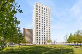 Energiezuinig 3 slaapkamer appartement met terras en spectaculair uitzicht op de Scheldebocht. Gelegen in een rustige woonomgeving, omgeven door dokken en op slechts enkele stappen van het MAS, het Park Spoor Noord en de Schelde. Ook het stadscentrum is vlakbij.<br />Verschillende supermarkten, diverse gezellige horeca en culturele hotspots in de onmiddellijke omgeving.<br /><br /><strong>Indeling:</strong><br />Woonkamer op parket; terras met namiddag- en avondzon; keuken met bijkeuken; 3 slaapkamers op parket; badkamer met ligbad en douche; aparte wc. <br /><br /><strong>Bijzonderheden:</strong>
<ul>
<li>Kelderberging inclusief.</li>
<li>Momenteel verhuurd. </li>
<li>Mogelijkheid tot aankoop autostaanplaats. </li>
</ul>