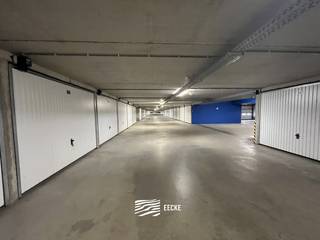 Spacious garage located at the entrance of the complexDimensions: 3.07 x 5.82 mLeasehold - Entrance via LombardsijdestraatPassenger elevator...