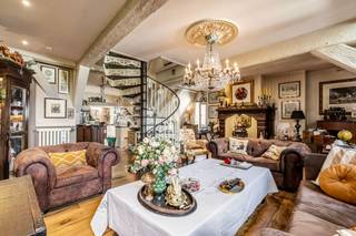 Dit duplexappartement met zonneterras bevindt zich in het historische stadscentrum van Gent, in een kleinschalige residentie. Dankzij deze unieke ligging bevinden gezellige terrassen, winkels, openbaar vervoer en alle dagelijkse voorzieningen zich op wandelafstand.<br /><br />Het gebouw dateert van circa 350 jaar geleden en ademt authenticiteit. In 2013 vormden de huidige eigenaars de oorspronkelijke zolderruimte om tot een warme en karaktervolle thuis. Dankzij hun ervaring in de bouwsector werd de renovatie bijzonder kwalitatief uitgevoerd, met zorgvuldig gekozen materialen en oog voor detail.<br /><br />De tweede verdieping heeft een open indeling, waarbij de woonkamer, eetruimte en keuken naadloos in elkaar overvloeien. Een gastentoilet en een praktische berging naast de keuken vervolledigen deze verdieping.<br /><br />Op de bovenste verdieping bevinden zich twee slaapkamers, waarvan één momenteel als hobby- en bergruimte wordt gebruikt. De nachthal biedt toegang tot een dressing met extra opbergniveau, de badkamer, de ruime hoofdslaapkamer en een van de absolute blikvangers van het appartement: het zonnige terras. Van hieruit geniet u van een uniek uitzicht op de iconische Gentse torens – een zeldzame troef die bij heel wat Gentenaren hoog op de bucketlist staat.<br /><br />Daarnaast beschikt het appartement over een ruime, privatieve berging op de benedenverdieping, waardoor er aan opslagruimte geen gebrek is.<br /><br />Interesse in dit unieke appartement op een toplocatie in Gent? Aarzel dan niet en neem contact op met Brent via brent@immofrancois.be voor meer informatie of om een bezoek in te plannen. Tot binnenkort!<br /><br />