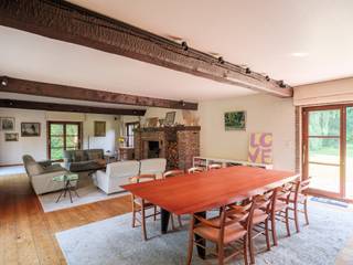 <strong>Bijzonder ruime en vrijstaande villa (BJ 1982) gelegen op een gunstig perceel van ca. 9.700 m²</strong><strong> in Ouwegem (Kruisem). </strong><br /><br />Deze op te frissen eigendom geniet van een uitstekende zuidwestelijke oriëntatie en biedt prachtige vergezichten, omgeven door een uitzonderlijk groene en rustige omgeving. Met een eigen bloemenweide en bos achteraan geniet u hier van een uitzonderlijk gevoel van rust, privacy en verbondenheid met de natuur.<br /><br />De villa beschikt over een bewoonbare oppervlakte van maar liefst 437 m² en omvat onder meer een ruime inpandige garage met plaats voor twee wagens en fietsen, royale leefruimtes, een afzonderlijke bureauruimte op de gelijkvloerse verdieping, vijf slaapkamers en twee badkamers.<br /><br />Deze vrijstaande villa verkeert structureel in goede staat en behaalt een gunstige EPC-score van 206 kWh/m², mede dankzij de installatie van 21 zonnepanelen en een zonneboiler in 2021. Bovendien biedt de woning heel wat mogelijkheden om ze verder te personaliseren. <br /><br />De volwassen tuin met sfeerverlichting is ingedeeld in verschillende zones, elk met een eigen sfeer en karakter, waardoor u op elk moment van de dag kan genieten van rust, groen en privacy. Het perceel strekt zich uit over een indrukwekkende lengte van 156 meter en bereikt op het breedste punt een breedte van maar liefst 56 meter.<br /><br /><strong>Kortom, de ideale eigendom voor wie wil genieten van ruimte, privacy en landelijk wonen.</strong>
