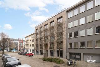 <h2><span>Twee kantoren te koop Kribbestraat 3, 2000 Antwerpen</span></h2><p><span>Bent u op zoek naar een nieuwe werkruimte op een toplocatie in Antwerpen?<br />Aan de Kribbestraat 3 bieden wij een gelijkvloerse kantoorruimte van maar liefst </span><span>195 m²</span><span> te koop aan.</span></p><p><span>Deze eigendom bestaat uit twee samengevoegde kantoorruimtes (KO1 en KO2) met een totale oppervlakte van </span><span>90 m² + 105 m²</span><span> en vormt de ideale uitvalsbasis voor ondernemingen die op zoek zijn naar een comfortabele, functionele én representatieve werkomgeving.</span></p><p><span> </span></p><h3><span>Bijzonderheden:</span></h3><p><span>* Gelijkvloerse ligging</span></p><p><span>* Totale oppervlakte van 195 m²</span></p><p><span>* Drie autostaanplaatsen + kelder inbegrepen in de prijs</span></p><p><span>* Aangenaam terras en tuin</span></p><p><span>* Rustige, maar centrale ligging</span></p><p><span>* AAA-locatie nabij openbaar vervoer en velostation</span></p><p><span>* Vlot bereikbaar met wagen én openbaar vervoer</span></p><p><span> </span></p><p><span>De combinatie van een professionele werkruimte met een terras en tuin zorgt voor een perfecte balans tussen productiviteit en ontspanning. Dankzij de centrale ligging bevindt u zich op een strategische locatie in Antwerpen, met uitstekende bereikbaarheid en ruime parkeermogelijkheden.</span></p><p><span>Deze eigendom is een uitstekende opportuniteit voor ondernemers of investeerders die willen investeren in kwalitatief vastgoed op een sterke locatie.</span></p><p><span> </span></p><p><span>Voor meer informatie of het plannen van een bezichtiging:<br />info@reant.be<br />03 283 06 06</span></p><p><span> </span></p>