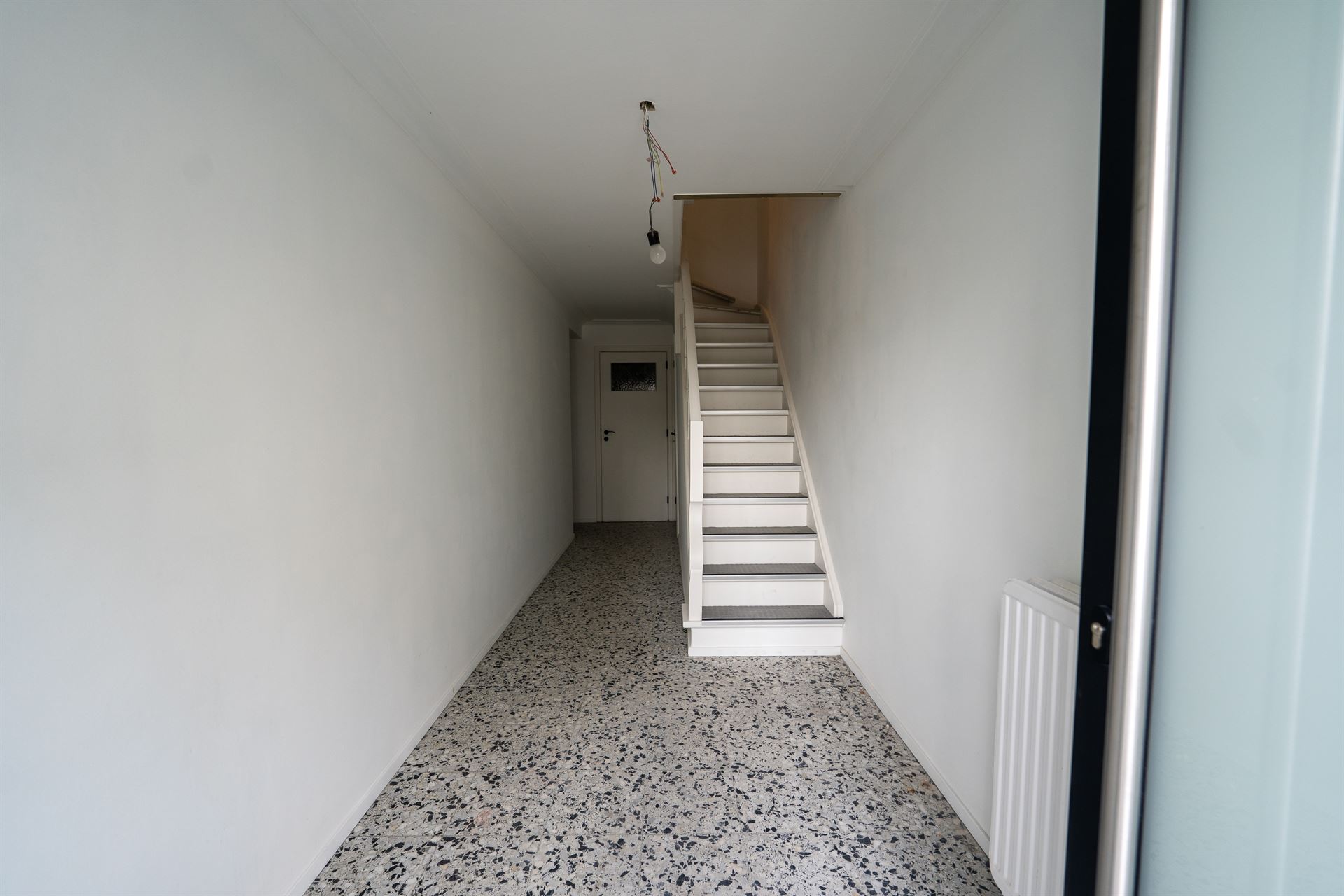 VOLLEDIGE GERENOVEERD 2-SLPK-APPARTEMENT GELEGEN OP DE 1ste VERDIEPING - foto 2