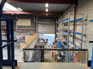 Magazijn met kantoor en parking. Het geheel is centraal gelegen nabij de A12 en de E19.Magazijn Unit G :- magazijn : 428,86m²- kantoren : 290,75m²-...