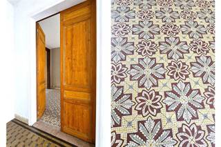 Extremely spacious townhouse in the center of Avelgem. The front door leads into the front courtyard. Stately, high pitch pine doors provide access...