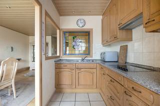 <p><span> </span></p><p><span>Heerlijk wonen op een centrale locatie met alles vlakbij?  Dan is dit lichtrijk appartement op de vierde verdieping van een verzorgd gebouw in Hoboken iets voor jou. Met twee slaapkamers, een zonnig zuidoostgericht terras met zonneluifel en een ruime leefruimte in warme houttinten, woon je hier comfortabel én praktisch. Winkels, openbaar vervoer en parkeerplek vind je allemaal vlak voor de deur — ideaal voor wie houdt van gemak en bereikbaarheid.</span></p><p><span> </span></p><p><span>Rustig &amp; gezellig</span></p><p><span>Je komt binnen via een inkomhal met parketlaminaat in lichte houtlook en glazen sierdeuren die de leefruimte afscheiden. De ruime living baadt in het licht dankzij grote ramen en biedt toegang tot het zonnige terras. De lichte parketvloer loopt naadloos door in de aangrenzende keuken, wat zorgt voor een open, ruimtelijk gevoel. De keuken is uitgerust met een inductiekookplaat, ingebouwde koelkast, aluminium spoelbak en chromen kraanwerk. De lichte kasten en het kunststof werkblad in natuursteenlook zorgen voor een frisse uitstraling. Het raam biedt een fijn uitzicht op de Steynstraat, terwijl een kleurrijke mozaïek zorgt voor een speels accent.</span></p><p><span> </span></p><p><span>Comfortabel &amp; praktisch</span></p><p><span>De badkamer is volledig betegeld in wit en voorzien van een dubbele wastafel, spiegelkast, douchecabine en aansluiting voor wasmachine en droogkast. Verder is er een apart toilet, een handige berging met legplanken, en twee slaapkamers.  De master bedroom en tweede slaapkamer liggen aan de rustige achterzijde, met zicht op een rustige woonwijk. Beide kamers hebben een parketlaminaatvloer in lichte houttint — gezellig en onderhoudsvriendelijk.</span></p><p><span> </span></p><p><span>Centrale ligging in Hoboken</span></p><p><span>Hier woon je in het hart van Hoboken, op wandelafstand van bakkers, supermarkten, kappers en gezellige eetplekken. Openbaar vervoer? De bus stopt letterlijk in de straat. En voor wie met de auto werkt: dankzij de ruime parkeergelegenheid en de nabijheid van de Antwerpse ring ben je overal in een mum van tijd. Op zonnige dagen geniet je op het terras van ca 7 m² van de ochtend- en middagzon, beschut door de oranje zonneluifel. Perfect om even tot rust te komen met een koffie of een boek.</span></p><p><span> </span></p>