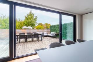 Uitzonderlijk ruim 3 slaapkamer duplex-appartement gelegen in het centrum van Hove, in een kleinschalig gebouw zonder lift. De ligging is...