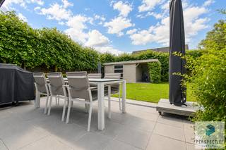 <strong>BEZOEKMOMENT ZATERDAG 06/06 VAN 10U TOT 12U |<br /><u>Reserveer</u> tijdig uw bezoek</strong>! Via 050 550 750 of info@perspectiefvastgoed.be<br /><br />Deze hedendaagse halfvrijstaande woning is rustig gelegen in een doodlopende straat, vlakbij het centrum van Oedelem enerzijds en anderzijds de start van urenlang wandelen in een groene omgeving. De woning is perfect onderhouden en voorzien van alle comfort.<br /><br />In de verzorgde tuin kan je ten volle genieten van alle rust en privacy. De tuin is volledig omheind en voorzien van drie terrassen, waaronder een zonnig terras, een gezellige loungehoek, en een overdekt terras aansluitend aan het tuinhuis. De oprit kan afgesloten worden door een dubbele poort, die esthetisch perfect aansluit bij de woning en een absoluut gevoel van veiligheid waarborgt. De brede oprit verleent doorgang naar de carport met afgezonderde fietsenstalling.<br /><br />INDELING: Inkom met toilet. Vanuit de aangename lichtrijke woonkamer is er zicht op de mooie tuin. De ruime woonkamer geniet de volledige dag van optimaal zonlicht en is mooi afgewerkt. Het op maat gemaakte tv-meubel en houten radiatorkasten maken het geheel af. Ook de airconditioning in de woonkamer is een troef. De halfopen en volledig ingerichte keuken is voorzien van een eethoek en vanuit de keuken is er eveneens rechtstreekse toegang tot de tuin. Aansluitend naast de keuken is er een praktische berging met wasplaats. Via de stalen glazen deur in de woonkamer betreedt u de bureauruimte vooraan, die ook kan ingericht worden als slaapkamer of ontspanningsruimte.<br /><br />Boven zijn er drie slaapkamers met ingemaakte kasten, die allen voorzien zijn van airconditioning en rolluiken. De moderne badkamer bevat een ligbad, douche met regendouchekop en een dubbele wastafel met veel opbergruimte. Ook op de nachthal bevindt zich een afzonderlijk toilet en een handige bergruimte naast de trap, ideaal voor extra opslag. De ruime bergzolder is toegankelijk via het zolderluik.
<ul>
<li><span>Regenwaterput van 15.000l.</span></li>
<li><span>Zonnepanelen</span></li>
<li><span>Airconditioning in de woonkamer en alle slaapkamers</span></li>
<li><span>Veel opbergruimte - overal ingemaakte kasten</span></li>
<li><span>bureau kan ook dienen als slaapkamer</span></li>
<li><span>Verschillende terrassen in de tuin waar je op elk moment van de dag in de zon kan zitten of schaduw kan opzoeken</span></li>
</ul>
RICHTRIJS - 528.000 EUR - De vermelde prijs is een richtprijs: ieder bod wordt voorgelegd aan de eigenaars, die al dan niet kunnen ingaan op het voorstel.<br /><br /><strong>BEZOEKMOMENT ZATERDAG 06/06 VAN 10U TOT 12U |<br /><u>Reserveer</u> tijdig uw bezoek</strong>! Via 050 550 750 of info@perspectiefvastgoed.be