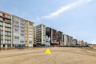 Dans la Résidence DEAUVILLE, nous vous présentons un appartement d’exception bénéficiant d’une <strong>vue frontale sur la mer</strong> et de vues panoramiques sur la plage.<br /><br />Cet appartement spacieux et baigné de lumière combine une situation de premier rang avec <strong>une large façade</strong>, offrant une sensation d’ouverture et une luminosité naturelle abondante.<br /><br />Entièrement rénové, l’appartement dispose d’une surface de<strong> 86 m² </strong>et comprend un hall d’entrée avec toilettes séparées. Le séjour lumineux avec cuisine ouverte entièrement équipée constitue un espace de vie convivial. L’appartement compte trois chambres, chacune équipée d’un lavabo.<br /><br />Vous profiterez également d’une grande terrasse ensoleillée de 30 m², idéale pour apprécier le soleil du matin et de l’après-midi.<br />Le séjour offre une connexion directe avec la vue sur la mer.<br /><br />ATOUTS :
<ul>
<li>Prêt à emménager</li>
<li>Label énergétique C</li>
<li>Nouvelles fenêtres en PVC</li>
<li>Installation électrique conforme</li>
</ul>
<br />De plus, l’appartement dispose d’un <strong>certificat de sécurité incendie</strong> (Vinçotte) conforme au décret sur l’hébergement, ce qui le rend également adapté à la location.