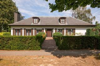 <p><span>Robuuste vrijstaande villa met royale ruimtes en talrijke mogelijkheden op een gegeerde locatie in Schoten</span></p><p><span>Aan de Kasteeldreef, in een rustige en groene woonomgeving op wandelafstand van winkels, scholen en openbaar vervoer, vindt u deze degelijk gebouwde villa op een royaal perceel van ca. 1.085 m².</span></p><p><span>Wie binnenkomt, merkt het meteen: hier is ruimte! De inkomhal met gastentoilet leidt naar een bijzonder zonnige en ruime leefruimte met zicht op de tuin. Verder biedt het gelijkvloers een ingerichte keuken met eethoek, twee volwaardige slaapkamers, een badkamer en een inpandige garage.</span></p><p><span>De grote verdieping vormt een echte troef: hier creëert u moeiteloos meerdere bijkomende slaapkamers en een tweede badkamer. Daarnaast beschikt de woning over een ruime kelder met verschillende bergingen praktische opslagruimte die u in hedendaagse nieuwbouw zelden nog terugvindt.</span></p><p><span>De zonnige tuin met tuinhuis en oprit maakt het geheel af.</span></p><p><span>Deze villa werd destijds gebouwd met degelijke materialen en een solide structuur: een betrouwbare basis om volledig naar eigen smaak te renoveren en in te richten. De combinatie van het ruime perceel, de genereuze volumes en de uitbreidingsmogelijkheden maakt dit een uitzonderlijke opportuniteit op een toplocatie.</span></p><p><span>Interesse?</span><span><br />Bent u op zoek naar een ruime, degelijke woning met veel potentieel in Schoten? Contacteer ons gerust voor meer informatie of om een bezichtiging in te plannen.</span></p><p><span>*De vermelde bewoonbare oppervlakte is gebaseerd op de bruikbare vloeroppervlakte zoals vermeld op het EPC-verslag.</span></p><p><span> </span></p>