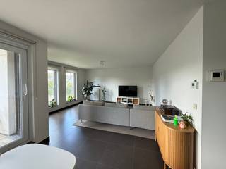 Op een uitzonderlijk mooie en rustige ligging, langs de Visserij en met prachtig uitzicht op het water, bevindt zich dit unieke appartement.

De indeling is als volgt: een ruime en lichtrijke leefruimte van ca. 35 m² met open, volledig uitgeruste keuken, een praktische berging, gastentoilet, badkamer met douche en drie slaapkamers. De master bedroom is een volwaardige slaapkamer. De tweede kamer is ideaal als dressing, bureau of hobbyruimte. De derde kamer grenst aan de leefruimte en kan flexibel worden ingericht volgens uw wensen.
Vanuit de woonkamer heeft u toegang tot het aangename zonneterras aan de achterzijde van het gebouw, met een gunstige zuidwestoriëntatie.
Daarnaast beschikt het appartement over een privatieve kelderberging.
Algemene kosten: € 50/maand
Niet geschikt voor studenten.
Voor meer informatie of het plannen van een bezoek, contacteer de makelaar of bezoek www.descheldegalm.be.