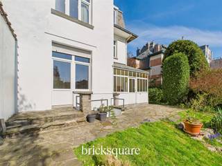 ANDERLECHT - Schitterend tuinniveau tegenover Parc AstridOntdek dit lichte appartement van 121 m², gelegen aan de Avenue du Roi Soldat tegenover het Parc Astrid, dicht bij alle voorzieningen (Ring, openbaar vervoer, winkels, scholen). Je zult gecharmeerd zijn van de mooie architectuur en het cachet van het gebouw, de royale ruimtes - met name de hoge plafonds -, de goede staat van onderhoud en vooral de grote privétuin op het zuiden. Dit appartement ligt op het tuinniveau van een klein, goed onderhouden gebouw met 3 eenheden en bestaat uit een dag- en nachthal, een garderobe, een toilet, een ruime, lichte woonkamer, een aparte, volledig uitgeruste keuken, een veranda, twee slaapkamers en een badkamer. Er is een beveiligde kelder op de begane grond. Individuele condensatieketel op gas uit 2019, ramen met dubbele beglazing, niet-conforme elektriciteit, intercom, lift.De flat wordt momenteel verhuurd tegen een maandelijkse huur van €1.279. Vraagprijs: € 355.000Optie: een afgesloten garage (+ €28.000) op de begane grondBeschikbaarheid overeen te komen.Neem voor meer informatie contact op met BrickSquare op 02/315.25.13