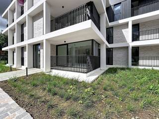 <h1><span>Nieuwbouwappartement in de residentie 'Kasteelvijver' te Langemark.</span></h1><h1><span> </span></h1><h1><span>Dit appartement bevindt zich op het </span><span>gelijkvloers</span><span> en beschikt over een </span><span>bewoonbaar oppervlakte</span><span> van </span><span>74,85m² </span><span>met een </span><span>terras </span><span>van </span><span>6,87m²</span><span>.</span></h1><h1><span> </span></h1><h1><span>Indeling</span><span>: </span></h1><h1><span>Ruime </span><span>inkomhal/nachthal</span><span>, </span><span>open keuken</span><span> en </span><span>leefruimte </span><span>met zicht naar buiten en toegang tot het </span><span>terras.</span><span> Aanpalend aan de keuken bevindt zich de </span><span>berging/wasplaats.</span></h1><h1><span>Verder is er nog een </span><span>gastentoilet</span><span>, </span><span>badkamer met</span><span> inloopdouche en dubbele lavabo en een </span><span>slaapkamer</span><span>.</span></h1><h1><span> </span></h1><h1><span>Er is tevens een </span><span>kelderberging</span><span> bij te kopen, alsook mogelijkheid tot aankopen van </span><span>ondergrondse staanplaats.</span></h1><h1><span> </span></h1><h1><span>De </span><span>warmwaterproductie</span><span> en de </span><span>vloerverwarming</span><span> zal opgewekt worden door een bodem/water </span><span>warmtepomp met ingebouwde boiler.</span><span> De warmte wordt uit de grond gehaald via </span><span>geothermie.</span></h1><h1><span>Doorheen het appartement is er </span><span>ventilatiesysteem D </span><span>(mechanische toevoer en afvoer) voorzien.</span></h1><h1><span>Het appartement beschikt tevens over</span><span> zonnepanelen</span><span> (760Wp) wat het bovendien uiterst zuinig maakt!</span></h1><p><span> </span></p>