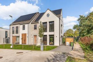 In de rustige, doodlopende Molenveldstraat bevindt zich deze recente, luxueuze woning die in 2023 werd gebouwd op een prachtig perceel van 10 are...