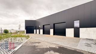Nouvelle unité PME de 183 m² avec 4 parkings privé à louer. <br /><br />Situation exceptionnelle à la périphérie de Bruxelles, à ZELLIK, près de la très fréquentée Pontbeeklaan (N9) qui, après 2 km, offre un accès facile à la R0 et à la E40 via la sortie et l'entrée Groot-Bijgaarden.<br /><br />L'unité brute a une hauteur libre de 6 m et est constituée d'une structure en acier combinée à du béton (3 m de haut) et des panneaux sandwich. Le hangar est accessible par une porte sectionnelle automatique (4 m H x 4 m L) avec porte d'accès et est équipé d'un sol en polybeton, d'une verrière avec trappe d'évacuation de fumée, d'un système de détection d'incendie et de conduites individuelles (eau, électricité (32 A), données).<br /><br />Il y a également un réservoir d'eau de pluie privé (5 000 L). La structure du toit permet d'installer des panneaux solaires (15 kg/m²) et des équipements techniques (5 kg/m²).<br /><br />Idéal pour les débutants et/ou les personnes qui ont besoin de peu d'espace de stockage dans les environs de RO, E19 et E40.<br /><br />Contactez <strong>PANORAMA B2B</strong> pour des informations (techniques) complémentaires, des plans ou une visite sans engagement au <strong>0477 07 30 30.</strong>