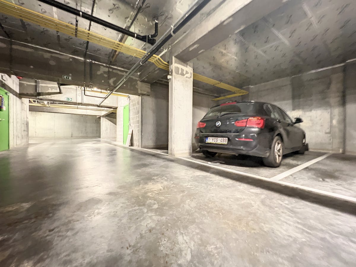 Parking space on the edge of the center of Ghent - photo 4