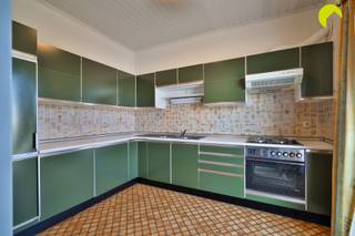 <p><span>Gelegen in een doodlopende straat op een steenworp van het centrum van Kontich, openbaar vervoer en winkels, vinden we dit te moderniseren appartement op de tweede verdieping (geen lift) van een goed onderhouden gebouw. de maandelijkse kosten bedragen 90 euro en omvatten een provisie voor water, aandeel blokpolis, minuterie, onderhoud gemene delen en tuinen, syndicus.</span></p><p><span> </span></p><p><span>De inrichting van het appartement kan een modernisering gebruiken en de elektriciteit is niet conform AREI. Anderzijds beschikt het appartement aan de voor- en zijgevel al over hoogrendementsbeglazing met rolluiken in aluminium kaders van 2019 en achteraan over dubbele beglazing. Het dak is geïsoleerd conform 2050 en de verwarming loopt op een zuinige condensatieketel.</span><span> Tevens werden onlangs de terrassen vooraan en de balustrades vernieuwd. </span></p><p><span> </span></p><p><span>Indeling:</span></p><p><span> </span></p><p><span>Je betreedt het appartement rechtstreeks in de living. Deze meet 27 m², heeft een tegelvloer en een echte seventies bar. Aansluitend is de perfect onderhouden Bulthaup keuken uit de jaren '70 die is voorzien van veel kastruimte, een dubbele gootsteen, oven, elektrische kookplaat, dampkap en koel-vrieskast. Vooraan heeft het appartement een zonnig terras dat zowel via de keuken als de leefruimte toegankelijk is. Dankzij de grote schuiframen is er uitzonderlijk veel lichtinval. </span></p><p><span>Centraal is er de nachthal met een apart toilet en plaats voor vestiaire. De badkamer is uitgerust met een lavabomeubel, een ligbad en aansluiting voor wasmachine en droogkast. De condensatieketel (2016) bevindt zich in een ingemaakte kast. </span></p><p><span>Er zijn 2 ruime slaapkamers en 1 kleinere kamer: 13m², 9m² en 6m². De kleinste is aan de zijkant gelegen en beschikt over een klein balkon.</span></p><p><span>Ondergronds is er nog een privatieve kelderberging.</span></p><p><span>Een achtergelegen garagebox met manuele kantelpoort is optioneel aan te kopen voor € 25.000. </span></p><p><span> </span></p><p><span>Voornaamste troeven:</span></p><p><span> </span></p><ul><li><span>Goed onderhouden gebouw met lage maandelijkse kosten</span></li><li><span>In directe nabijheid van scholen, winkels, openbaar vervoer, verbindingswegen, ...</span></li><li><span>3 slaapkamers (2 ruime en 1 kleinere slaapkamer)</span></li><li><span>Individuele CV op gas, geïsoleerd dak, nieuwe ramen vooraan en opzij</span></li><li><span>Inclusief kelderberging + mogelijkheid garagebox bij aan te kopen aan € 25.000</span></li></ul><p><span> </span></p><p><span>EPC 219 kWh/m² jaar - label C</span></p><p><span>Waterinfo: P-score: B - G-score</span><span>: A</span></p><p><span> </span></p><p><span>Voor meer info of een bezoek ter plaatse bel 03/449.42.41 of surf naar www.habicom.be </span></p><p><span>Benieuwd naar de waarde van jouw woning? Check het gratis op www.watismijnhuiswaard.be</span></p><p><span> </span></p>