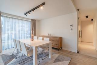 Ontdek deze 7 prachtig afgewerkte nieuwbouwappartementen op een toplocatie in het centrum van Avelgem. Elk appartement is instapklaar en afgewerkt met hoogwaardige materialen, zodat u geniet van maximaal wooncomfort. Deze moderne wooneenheden zijn uitgerust met de nieuwste technologieën, waaronder vloerverwarming voor optimaal comfort, een energiezuinige warmtepomp, een ventilatiesysteem D voor een gezond binnenklimaat en zonnepanelen voor een duurzame toekomst.<br /><br />Dankzij hun ligging en afwerking zijn deze appartementen niet alleen ideaal om zelf in te wonen, maar ook bijzonder interessant als investering. Met een indicatief rendement van 10,14%* bieden ze een uitstekende opportuniteit voor wie op zoek is naar een waardevaste en zorgeloze belegging. (*afhankelijk van uw persoonlijke situatie)<br />Wij nemen graag de tijd om u individueel advies te geven, zodat u precies weet welke mogelijkheden deze investering u kan bieden.<br /><br />Wonen in stijl én energiezuinig, of investeren met een aantrekkelijk rendement? Mis deze unieke kans niet en contacteer ons vandaag nog voor meer informatie of een bezoek.