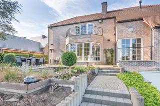 Deze villa op een perceel van ca. 1.900 m² weet je meteen te bekoren met haar ruimte, licht en adembenemend uitzicht over de omliggende velden. Met een bruikbare vloeroppervlakte van ca. 349 m² combineert de woning een warme sfeer met veel lichtinval en een praktische indeling die je alle comfort biedt.<br /><br />Bij het binnenkomen word je verwelkomd in een royale inkomhal die leidt naar een lichtrijk kantoor en een gezellige leefruimte waar grote raampartijen het zonlicht rijkelijk binnenlaten. De leefruimte sluit aan op de volledig ingerichte keuken, met zicht op de zuidgerichte tuin en het ruime terras. Op het gelijkvloers vind je daarnaast nog twee slaapkamers en een badkamer, wat zorgt voor een aangenaam wooncomfort op één niveau.<br /><br />Op de eerste verdieping wachten drie royale slaapkamers, een tweede badkamer en een multifunctionele ruimte met kitchenette. Een handige zolderruimte vervolledigt dit verdiep. Bovendien is de woning volledig onderkelderd en uitgerust met een lift die je vlot toegang geeft tot alle niveaus.<br /><br />De prachtige tuin is een oase van rust, zuidgericht en omgeven door groen, met een magnifiek verzicht dat je elke dag opnieuw doet genieten van de omgeving. Dankzij de aanwezigheid van zonnepanelen beschikt de woning over een energiezuinig label A.<br /><br />De ligging in Hombeek is bijzonder aantrekkelijk: vlak bij Mechelen en met vlotte verbindingen richting Brussel en Antwerpen. Je woont hier dicht bij winkels en voorzieningen, terwijl de landelijke omgeving de perfecte uitvalsbasis vormt voor heerlijke wandel- en fietstochten.<br /><br />Teaser: Een lichtrijke villa met ruimte, karakter en een tuin die uitmondt in een prachtig verzicht over de velden. Geniet hier van rust, licht en een uitzonderlijke ligging in Hombeek.