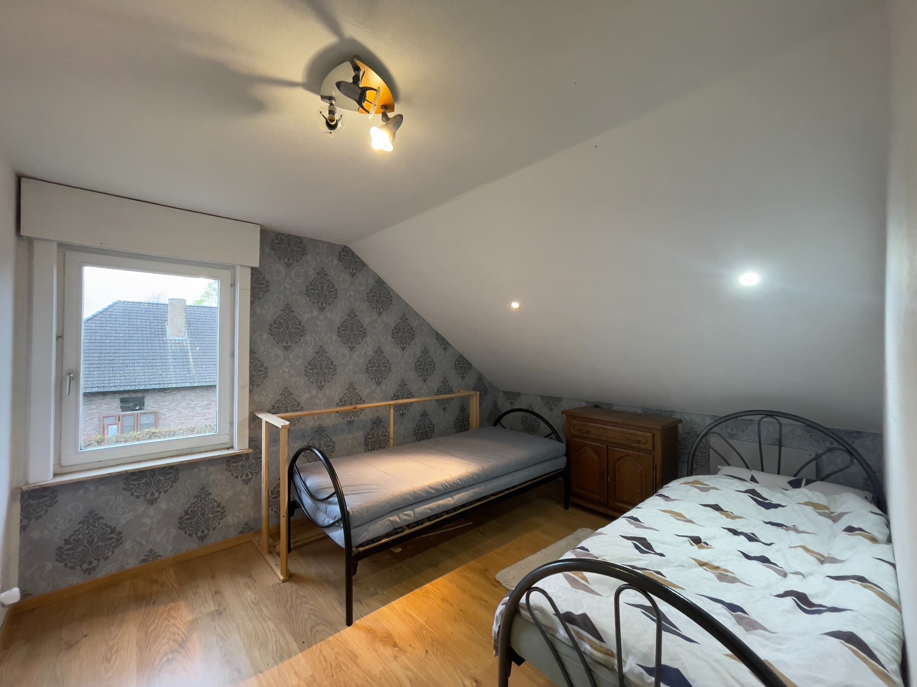 Ruime woning met in totaal 8 slaapkamers en een loods 125m² achteraan gelegen te Deinze. - photo 5