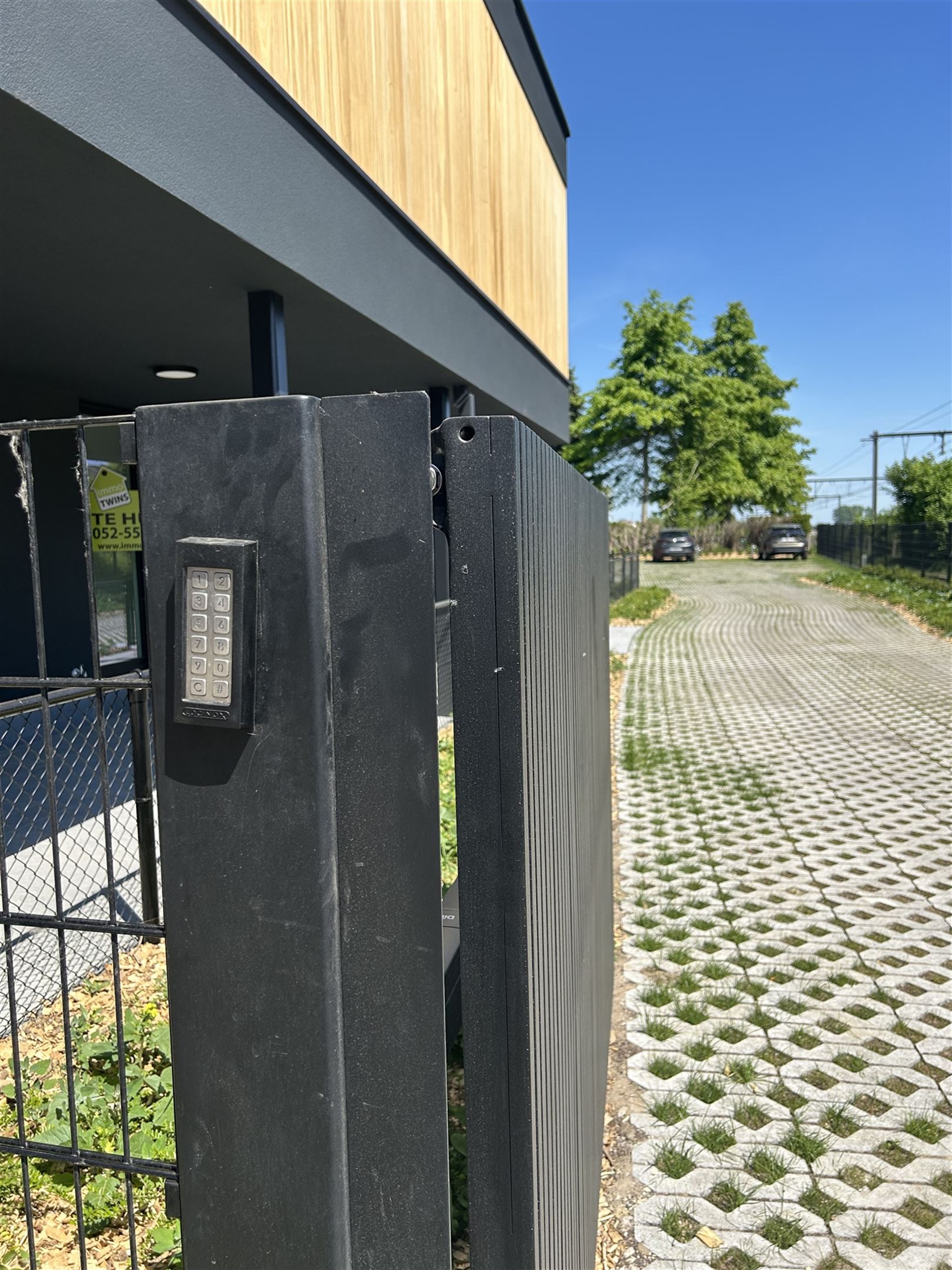 Afgesloten staanplaatsen met mogelijkheid tot elektrisch laden - foto 2