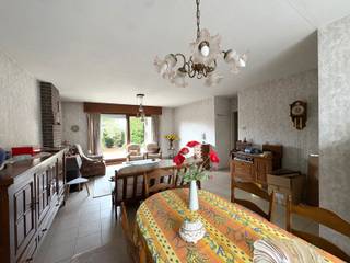 <span>Deze woning is gelegen in Westrozebeke.</span><br /><br /><span>Op het gelijkvloers is de indeling als volgt: inkomhal met gastentoilet, leefruimte, keuken, droge kelder, badkamer (bad/douche, lavabo en toilet), zonnige tuin en tuinberging.</span><br /><span>Op de eerste verdieping zijn er 3 slaapkamers en een geïsoleerde zolder.</span><br /><br /><span>De woning is beschikbaar vanaf 15/01/2026.</span>