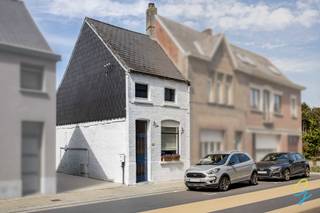 <p>Te koop te Zele!<br />Deze gezellige woning is uitstekend gelegen in het centrum van Zele, op wandelafstand van winkels, openbaar vervoer en het station.<br />Op het gelijkvloers betreedt u de woning via de inkomhal, die leidt naar een aangename en lichtrijke leefruimte. Aansluitend bevindt zich een geïnstalleerde keuken. Verder is er een badkamer met douche en een apart toilet aanwezig. Buiten geniet u van een gezellige koer/terras, ideaal om te ontspannen.<br />De eerste verdieping beschikt over twee volwaardige slaapkamers.<br />Parkeren is mogelijk in de straat.<br />Dankzij de centrale ligging en praktische indeling is deze woning perfect geschikt voor eigen bewoning, maar ook een uitstekende opportuniteit als investering met het oog op verhuur.<br />Interesse? Contacteer collega Wolf via wolf@cornelis-goeman.be of 0498 54 06 90</p>
