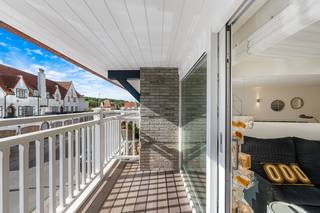 Appartement met 1 slaapkamer in een recente residentie net achter de zeedijk van Duinbergen.<br />Indeling: inkomhal, ruime woonkamer met zithoek en eetplaats, open keuken voorzien van alle apparatuur, slaaphoek met dubbel bed en ingemaakte kasten, badkamer met douche, lavabo en toilet. Groot zuidgericht terras met prachtig zicht op de villa's.<br /><br />Inclusief privatieve berging in kelderverdieping en gemeenschappelijke fietsenberging.<br />