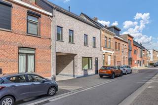 Parkeren in de buurt van de Edegemsesteenweg is niet altijd vanzelfsprekend. Daarom bieden deze overdekte autostaanplaatsen aan Edegemsesteenweg 26...