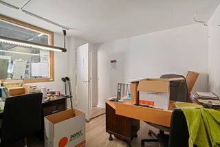 Deze loods met kantoorruimte in Halle biedt een uitstekende combinatie van functionaliteit, ruimte en strategische ligging. Met een totale...