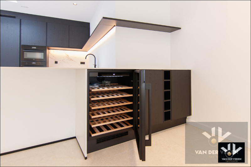 Volledig gerenoveerde, instapklare en energiezuinige rijwoning met 4 slaapkamers, 2 badkamers, zonnig terras, omheinde tuin en privéparking net buiten de Grote Ring van Hasselt. - foto 5