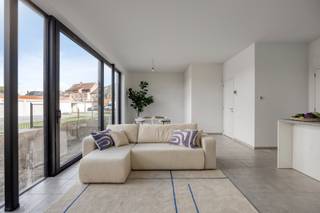 <span><span><strong>Residentie De Platse</strong> is gelegen in de dorpskern van <strong>Koekelare</strong>, een sfeervolle gemeente in de Westhoek waar het aangenaam wonen en vertoeven is. Dankzij de centrale ligging bevinden diverse voorzieningen zich op wandelafstand, waaronder de markt, bakker, slager, bloemenzaak, apotheek, (tand)arts en tal van andere handelszaken en diensten.<br />Deze uitstekende ligging vormde de inspiratie voor de realisatie van een <strong>weldoordacht nieuwbouwproject met 11 lichtrijke appartementen, 1 handelsruimte en diverse garages en staanplaatsen</strong>.<br />De architectuur van Residentie De Platse combineert eigentijdse lijnen met kleuraccenten en duurzame materialen. Het resultaat is een moderne uitstraling die harmonieus aansluit bij het bestaande straatbeeld en tegelijk garant staat voor een tijdloze architectuur.<br /><br /><strong>Gelijkvloers appartement met terras en privatieve tuin</strong><br />Het appartement dat wij u aanbieden, is gelegen op het gelijkvloers en werd <strong>volledig afgewerkt, inclusief schilderwerken</strong>. Het appartement beschikt over een aangename buitenruimte met een terras van 18,11 m² en een privatieve tuin.<br /><br /><u><strong>De indeling is als volgt:</strong></u><br />Inkomhal, afzonderlijk gastentoilet met lavabo, praktische voorraadberging/wasplaats, badkamer uitgerust met een inloopdouche en dubbel lavabomeubel, 2 slaapkamers, ruime woonkamer met zithoek en eetplaats en een open, volledig uitgeruste keuken met rechtstreekse zichten vanuit de leefruimte en keuken op de tuin en het terras.<br /><br />De <strong>grote raampartijen</strong> zorgen voor een <strong>bijzonder aangename natuurlijke lichtinval</strong> en creëren een mooie verbinding tussen de leefruimte en de privatieve buitenruimte.<br /><br /><strong>Energiezuinig en comfortabel</strong><br />Ook op technisch vlak biedt dit appartement hedendaags wooncomfort. Het is uitgerust met vloerverwarming, gevoed door een condensatieketel op aardgas, en beschikt over een ventilatiesysteem type D. Het appartement wordt voorzien van een energielabel A. Het definitieve EPB/EPC-attest voor de nieuwbouw is momenteel nog in opmaak en dient nog te worden gefinaliseerd.<br /><br /><strong>Garage en privatieve kelderberging</strong><br />Als extra mogelijkheid bieden wij eveneens een garage (G5) en privatieve berging (B5) in de kelder aan (prijs op aanvraag).<br /><br />Bent u op zoek naar een instapklaar nieuwbouwappartement met 2 slaapkamers, een ruim terras en privatieve tuin, gelegen op wandelafstand van het centrum en de dagelijkse voorzieningen?<br />Aarzel dan niet om contact met ons op te nemen voor meer informatie of een bezoek ter plaatse. Bel <strong>051 50 11 51 </strong>of mail naar diksmuide@diksimmo.be.</span></span>