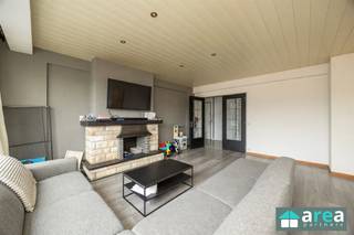 <p><span>Dit instapklaar en centraal gelegen appartement is gelegen op de grens van Borgerhout en Deurne. In de directe omgeving vindt u tal van winkels, supermarkten (oa. Lidl, Colruyt & Delhaize), horecazaken, het ziekenhuis AZ Monica alsook het medisch centrum Sterckshof aan het einde van de straat. Ook scholen, openbaar vervoer en speeltuinen bevinden zich op wandelafstand. Dankzij de vlotte verbinding met de E19 en E313 alsook de nabijheid van de Ring geniet u hier van een uitstekende bereikbaarheid.</span></p><p><span>Grootste troeven</span></p><p><span>- Gunstige EPC-score B<br />- Centrale ligging<br />- Instapklaar appartement<br />- Gunstige bereikbaarheid<br />- Veel lichtinval (hoekappartement)!</span></p><p><span>Indeling</span></p><p><span>Bij het binnentreden van het appartement komt men in de hal die toegang biedt tot de leef- en eetruimte, twee volwaardige slaapkamers, de badkamer en het gastentoilet. De inkomhal beschikt over extra opbergkasten. </span></p><p><span>De ruime leef- en eetruimte van 35 m² geniet van veel natuurlijke lichtinval dankzij de grote raampartijen. Aansluitend bevindt zich de geïnstalleerde keuken, voorzien van een oven, inductiekookplaat met dampkapn magnetron en een dubbele spoelbak. Via de keuken heeft men toegang tot het terras aan de voorkant van het gebouw.</span></p><p><span>Verder zijn er twee volwaardige slaapkamers van respectievelijk 15 m² en 11 m². De badkamer is uitgerust met een douche, een ruime wastafel en een aansluiting voor een wasmachine. </span></p><p><span>Voor meer informatie kan u terecht bij Area Partners: info@area.be of 03/284.60.60</span></p><p><span><br /> </span></p><p><span> </span></p><p><span> </span></p><p><span> </span></p><p><span> </span></p>