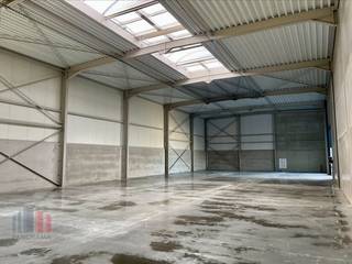 Nieuwbouw KMO-unit van 547 m² te koop, de casco KMO-unit heeft een vrije hoogte van +/- 6 m en is opgebouwd uit een staalconstructie in combinatie...