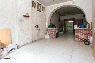 Deze te renoveren gesloten bebouwing met een bewoonbare oppervlakte van 113m² bevindt zich op een perceel van 1are50ca <strong>in de omgeving van de Oudenberg</strong> en is eveneens gelegen aan de legendarische Muur van Geraardsbergen. <br /><br />De woning geniet van een <strong>unieke locatie</strong> die rust uitstraalt dankzij zijn <strong>éénrichtingsstraat</strong>, terwijl u toch op wandelafstand bent van winkels, scholen, openbaar vervoer en het centrum van Geraardsbergen.<br /><br />Het gelijkvloers omvat een leefruimte met eetplaats die veel potentieel biedt voor een gezellige inrichting. Aansluitend vindt u de keuken via een doorgang bereikt u de badkamer en de veranda.<br /><br />Op de eerste verdieping beschikt de woning over één slaapkamer en de ruime overloop kan ingericht worden als bijkomende slaapkamer. Op de tweede verdieping bevindt zich een tweede slaapkamer met aanpalende zolderruimte die gemakkelijk kan worden ingericht als slaapkamer/bureau/hobbyruimte,...).<br /><br />Achteraan de woning vinden we nog een klein terrasje, tuintje en een bijgebouw (garage, berging). Deze woning vormt een uitstekende kans voor wie op zoek is naar een renovatieproject op een centrale en karaktervolle locatie in Geraardsbergen.<br /><br />Voor meer info en/of een bezoek ter plaatse, contacteer ons via sofie@immotijl.be of 0473/70 35 00