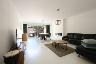 <p><span>At Drakenhoflaan 166 in Deurne we find this fully renovated 3-bedroom apartment. The property is located in a quiet, residential neighborhood with stores, schools and near the Boekenberg Park and the Boelaer Park. </span></p><p><span> </span></p><p><span>The apartment has a living area of about'n</span></p>