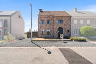 <p>Deze energiezuinige nieuwbouwwoning in Grote-Brogel combineert rust en comfort. Gelegen in een doodlopende, kindvriendelijke straat, vlak bij scholen, winkels en openbaar vervoer.</p>

<p><br />De halfopen woning werd gebouwd in 2012 en is volledig instapklaar. Met maar liefst 265 m² bewoonbare oppervlakte is er aan ruimte geen gebrek. De ruime woonkamer staat in verbinding met de volledig uitgeruste keuken en geniet van veel natuurlijk licht en een mooi zicht op de tuin. Aansluitend is er een praktische berging/wasplaats en daarnaast beschikt de woning nog over een kelder voor extra opslag. Op de eerste verdieping bevinden zich 3 ruime slaapkamers en een grote badkamer met inloopdouche en twee lavabo's. De volledig afgewerkte zolderverdieping kan ingericht worden als 4de slaapkamer of extra hobby- en opslagruimte. Buiten geniet je van een volledig omheinde, onderhoudsvriendelijke tuin waar je de hele dag van de zon kunt genieten. Er is eveneens een garage die momenteel gebruikt wordt als tuinberging/opslagruimte.</p>

<p><br /><strong>Enkele troeven:</strong></p>

<ul><li>Energiezuinig wonen: EPC-label en vloerverwarming doorheen de volledige woning (buiten de zolder)</li><li>Rustige centrale ligging: Gelegen in een doodlopende straat vlak bij scholen, winkels en nabij het centrum van Peer.</li><li>Ruimte en comfort: Mogelijkheid tot 4 à 5 slaapkamers, vaste trap naar de zolder en veel bergruimte.</li></ul>

<p><br />Ben je op zoek naar een ruime, energiezuinige woning met een zonnige tuin in Peer? Neem dan gerust contact met ons op via impact@era.be of 089 46 48 63. Khaz helpt je graag verder!</p>