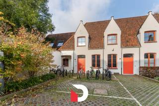 Deze recente (her)nieuwbouwwoning ('2020) is gelegen op een bijzonder rustige locatie rond een afgesloten binnenplein "Hanzenhof" genaamd en dit...