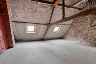 Midden in het hart van Izegem, nabij de Sint-Tillo kerk, vindt u deze charmante burgerwoning uit 1784, gerenoveerd in 1985. Met 155 m² en 3 slaapkamers combineert ze authentieke sfeer met modern comfort. Een unieke plek voor aangenaam gezinswonen.<br /><br />Deze ruimtes werden met behulp van AI illustratief bewerkt om aan te tonen hoe u deze woning, zelfs met een beperkt renovatiebudget, opnieuw volledig kunt opfrissen. Zowel Dewaele als de eigenaar begeleiden u graag bij uw renovatieplannen en denken met u mee om de mogelijkheden van deze woning optimaal te benutten.<br /><br />Indeling van het huis:<br /><br />Kelder<br /><br />Gelijkvloers<br />- Eetkamer<br />- Keuken<br />- lichtrijke leefruimte <br />- Aangelegd terras met aparte berging<br /><br />Eerste verdieping<br />- Badkamer<br />- 3 Slaapkamers<br /><br />Zolder<br /><br />Troeven van het huis:<br />- Instapklaar karakter met authentieke elementen<br />- Interessante investeringsvastgoed<br />- Centrale ligging nabij belangrijke verbindingswegen<br />- Mogelijkheid om garagebox extra mee aan te kopen<br /><br />Benieuwd naar de mogelijkheden of wil je een bezoek brengen? Neem dan gerust contact op met de dossierverantwoordelijke: Pierre Dubuisson via 0477 56 02 10 of pierre.dubuisson@dewaele.com .<br /><br /><br /><br /><br /><br />Deze AI-visualisaties zijn bedoeld als inspiratie. Er werd geen rekening gehouden met technische specificaties, stedenbouwkundige voorschriften of de concrete mogelijkheden tot realisatie.