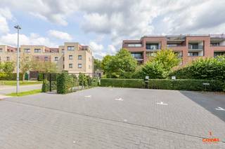 Parkeerplaats gelegen aan de residentie "Parkview VI" - gelegen op de kruising van de Hundelgemsesteenweg en Eindeke te Gentbrugge<br /><br />Parkeerplaats is vlot bereikbaar<br />+-45 euro/jaar aan syndicuskosten<br /><br />Mogelijkheid om de naastgelegen parkeerplaats ook aan te kopen. Beide zijn voorzien van <strong>parkeerbeugel</strong>.<br /><br />Contacteer Laura voor meer info: <strong>laura@convas.be </strong>of <strong>0492 07 26 62</strong>