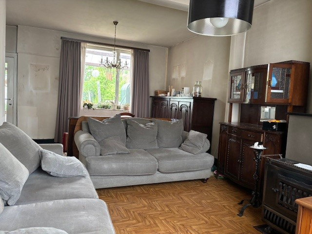 Te renoveren woning met 3 slaapkamers en leuke tuin op een totale oppervlakt van 215m². - foto 3