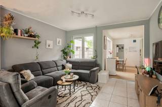 <p><strong>Charmante gerenoveerde rijwoning met zij-ingang en tuin in centrum Essen.</strong></p>
<p>Deze verzorgde en gerenoveerde rijwoning is <strong>centraal gelegen in Essen</strong> en combineert een praktische indeling met hedendaags comfort. De woning werd in <strong>2025 grondig aangepakt</strong> en beschikt over een gezellige tuin, zijingang en tal van energetische verbeteringen.<br />Dankzij de ruime leefruimtes, meerdere slaapkamers en extra bergruimtes is dit een ideale gezinswoning voor wie centraal én rustig wil wonen.</p>
<p><strong>Gelijkvloers<br /></strong>-<strong> Inkomhal</strong> met geïsoleerd ganggedeelte<br />- Gezellige en lichtrijke <strong>leefruimte<br /></strong>- Vernieuwde <strong>keuken</strong> voorzien van een inductiekookplaat, combi-oven, vaatwasser en dampkap<br />- Praktische <strong>wasplaats/berging</strong> aansluitend aan de keuken<br />- Moderne <strong>badkamer</strong> uitgerust met een douche, enkele lavabo en toilet<br />- Ruime <strong>kelder</strong> van ca. 4 m²<br />- Zij-ingang met rechtstreekse toegang naar tuin en terras<br />- Nieuwe <strong>PVC-ramen</strong> met <strong>dubbele beglazing<br /></strong>- Nieuwe voor- en achterdeur<br />- Vloeren afgewerkt in <strong>laminaat</strong>, <strong>vinyl</strong> en tegels in de wasruimte<br />- Verwarming via <strong>pelletkachel<br /></strong>- Radiatoren reeds voorzien<br />- <strong>Elektrische boiler</strong> voor warm water</p>
<p><strong>Eerste verdieping<br /></strong>- <strong>2 slaapkamers<br /></strong>- Extra kamer ideaal als <strong>bureau</strong>, dressing of hobbyruimte<br />- Praktische <strong>bergzolder</strong> bereikbaar via luik<br />- Vernieuwd en geïsoleerd dak<br />- Volledig geïsoleerde muren, dak en vloer</p>
<p><strong>Tuin<br /></strong>- Aangename <strong>tuin<br /></strong>- Groot <strong>terras<br /></strong>- <strong>Serre<br /></strong>- Praktische <strong>tuinberging</strong> <em><br /></em>- Handige <strong>zij-ingang</strong></p>
<p><strong>Bijzonderheden<br /></strong>- <strong>Centrale ligging</strong> nabij winkels, scholen en openbaar vervoer<br />- Instapklare woning met recente renovaties<br />- Veel energetische verbeteringen uitgevoerd<br />- Flexibele indeling met bureau- of dressingruimte<br />- Interessante gezinswoning met tuin en extra bergruimte<br /><br />Bent u op zoek naar een <strong>centraal </strong>gelegen woning, een gezellige <strong>tuin </strong>en een praktische indeling? Dan is deze <strong>charmante </strong>woning in Essen absoluut een bezoek waard. Contacteer ons gerust voor meer informatie of een bezoek ter plaatse.</p>