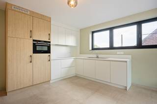 Op een uitstekende locatie in Schriek bevindt zich dit recent energiezuinig en lichtrijk appartement met twee slaapkamers, terras en een autostaanplaats. U bevindt zich hier op wandelafstand van winkels, scholen en het openbaar vervoer.<br /><br />U betreedt het appartement via de inkomhal met gastentoilet, berging en badkamer met ligbad en dubbele lavabo . De lichtrijke woonkamer kan ingericht worden met gezellige zithoek en eetkamer en biedt plaats aan een volledig geïnstalleerde open keuken. Het terras met uitzicht op groen is via de woonkamer toegankelijk via een schuifraam. Achteraan het appartement bevinden zicht twee ruime slaapkamers met ingebouwde kasten. Achter het gebouw beschikt u tevens over een parkeerplaats en kan u gebruik maken van een gezamenlijke afgesloten berging voor fietsen ed.<br /><br />Dit is een uitstekende opportuniteit wanneer u op zoek bent naar een recent, ruim en lichtrijk appartement met terras in Schriek. Contacteer ons voor meer informatie op 0472 95 20 71 of via info@boonstravastgoed.be.<br /><br />Bijzonderheden:<br />- Energiezuinig<br />- Zeer recent<br />- Uitstekende locatie<br /><br />De nieuwe marmeren tafel met stoelen en de nieuwe kasten kunnen worden overgenomen indien gewenst.