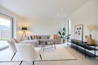 Ontdek het kleinschalig en hedendaags woonproject op de hoek van de Polderstraat en de Weldadigheidstraat in Oostduinkerke-Dorp. Deze alleenstaande nieuwbouwwoning werd gebouwd met een focus op licht, ruimte en energiezuinigheid. Gelegen in een rustige en centrale buurt, bevindt deze woning zich op wandelafstand van scholen, sportfaciliteiten en Golf ter Hille. De uitgestrekte duinen liggen vlakbij voor wie de natuur opzoekt, en Oostduinkerke-Bad bereik je moeiteloos met de fiets in slechts 10 minuten.<br /><br /><strong>Indeling van de woning: </strong><br />Gelijkvloers: inkomhal met gastentoilet, lichtrijke leefruimte met open keuken, bureauhoek, ruime wasplaats en extra keukenberging. <br />Eerste verdiep: nachthal met apart toilet, 3 ruime slaapkamers (14m², 11m² en 13m²) , badkamer met ligbad, inloopdouche en dubbele wastafel alsook extra bergruimte. <br /><br /><strong>Extra troeven: </strong>
<ul>
<li>Totale grondoppervlakte van 656m²</li>
<li>Zonnige tuin die volledig wordt afgewerkt met oog voor detail; </li>
<li>Volledig geschilderd en voorzien van verlichting; </li>
<li>Energiezuinige woning; </li>
<li>Lucht-water warmtepomp; </li>
<li>Hoogwaardige afwerking. </li>
</ul>
Interesse in deze prachtige woning te Oostduinkerke? Aarzel zeker niet om contact op te nemen! <br /><br /><strong> Ontdek lot 01 tijdens het opendeurmoment op zondag 27 september, van 13u tot 16u. Schrijf je in via: https://bit.ly/Opendeur_27_september</strong>